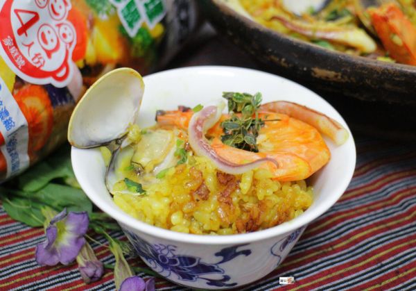 底下的鍋巴真是讚，讓人猛吞口水。