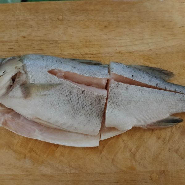 七星鱸清洗乾淨，切成ㄧ半，兩邊中間劃一條線備用。