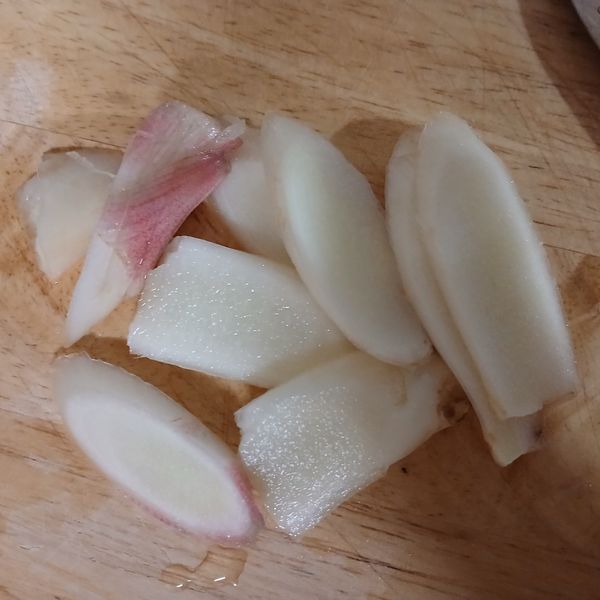 嫩薑清洗乾淨，切成片狀放在盤子上 。