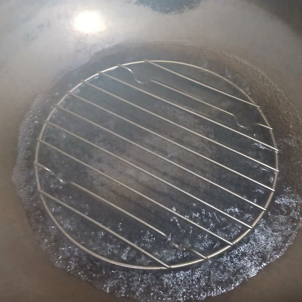 乾淨的水倒入鍋子,放蒸的鐵架，水煮至沸騰將魚盤放上。蒸20分鐘，看魚大小時間不ㄧ樣，用筷子扮開看熟度，不要太久肉會比較嫩。