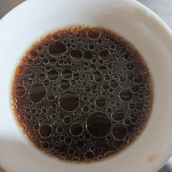蒸好魚湯倒入碗裡，加點醬油露和香油當醬汁。