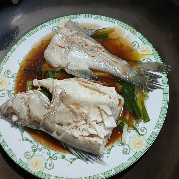 最後把醬汁淋在七星鱸上面，完成。