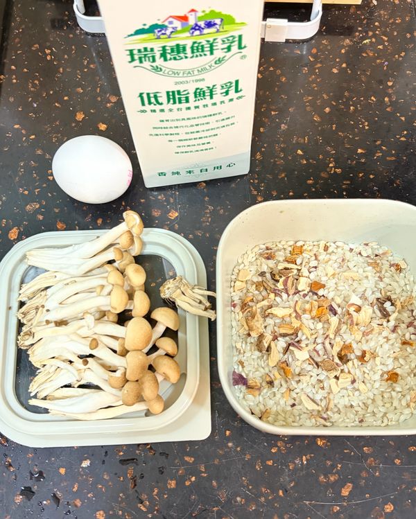 全部材料如上～
米飯倒在容器裡面