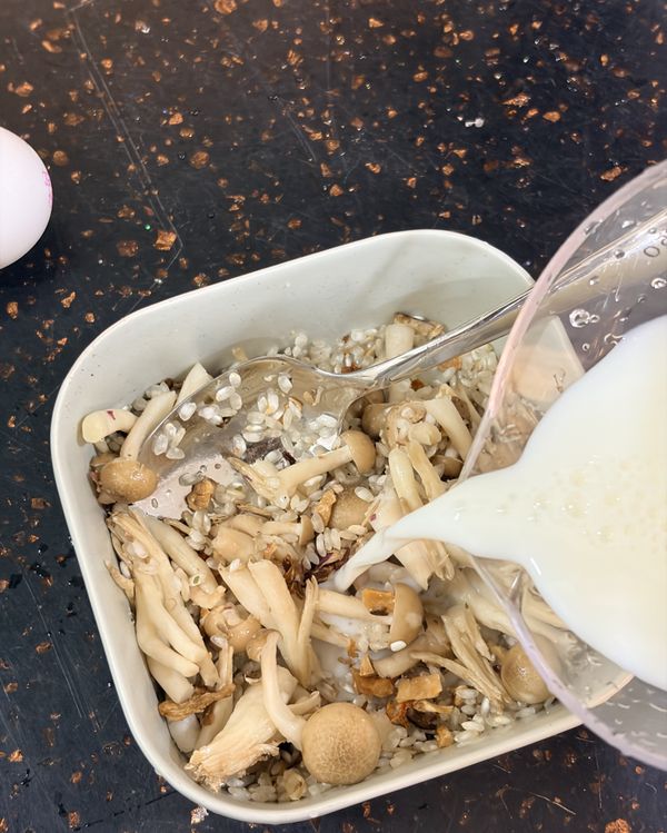 菇菇也倒進去攪拌～

150ml的牛奶+50ml水，總共200ml
先加入150ml拌勻