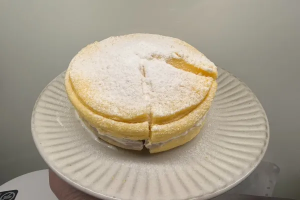 法國鮮奶油的濃郁乳香包覆著蛋糕體，讓整體美味度瞬間升級！