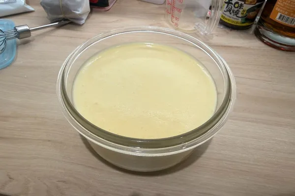 將麵糊倒入6吋圓形耐熱容器。深鍋底部放蒸架與水，水滾後放入模具。蓋上鍋蓋，以中小火蒸約30分鐘，悶3分鐘後取出放涼。