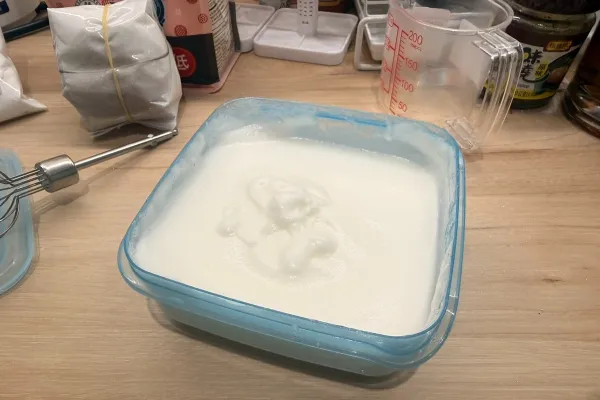 另取一盆將3顆蛋白分次加入30g砂糖，打發至尾端呈現小彎鉤狀。