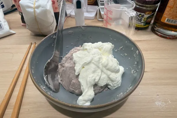 將打好的鮮奶油取一半與放涼的芋泥拌勻備用，剩下一半原味鮮奶油放冰箱冷藏。