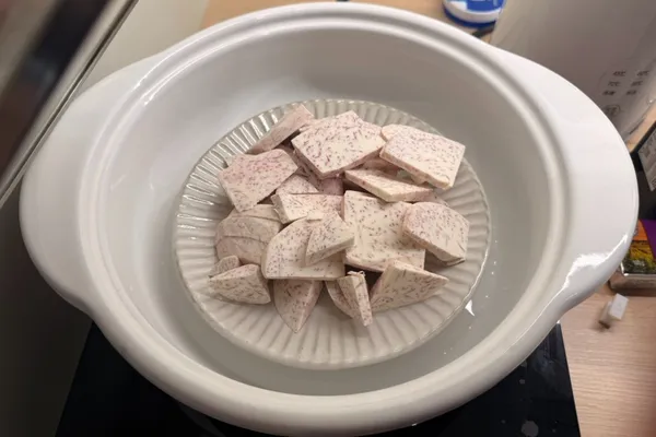 將大甲芋頭切塊，放入電鍋或深鍋中蒸至軟爛。