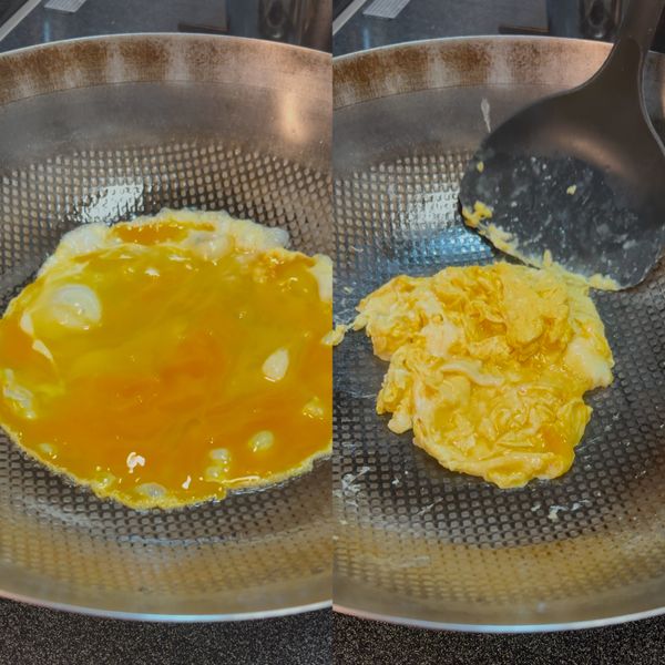 滑炒雞蛋：
熱鍋倒入稍微多一點的油，油溫升高後倒入蛋液，快速拌炒至八分熟（表面微亮、口感軟嫩的狀態），先盛出備用。