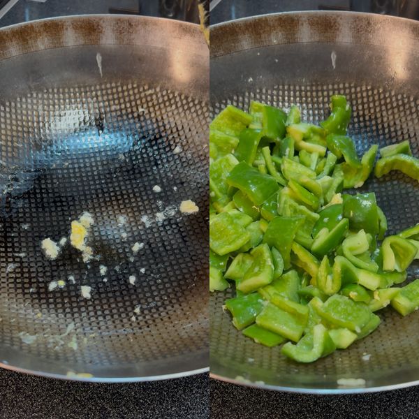 炒香青椒：
原鍋若沒油可再補少許，放入蒜末爆香，接著倒入青椒絲以中大火翻炒。
