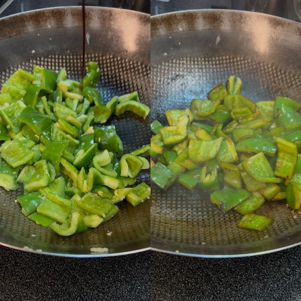 調味增香：
當青椒微微變軟，嗆入醬油，加入白糖，翻炒均勻，使調味均衡依附在青椒上。