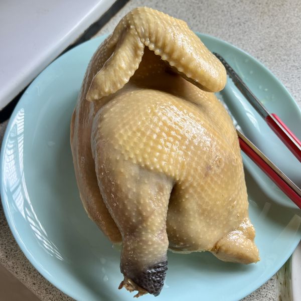 取出半雞，將高湯或水煮滾後關火，再次把半雞放入鍋中15分鐘。水量等於熱容量，水少就容易降溫，1公升的水浸雞肉可能10分鐘水就涼了，但5公升的水可能就可以撐到20分鐘還是超過75度。這個步驟就是把涼了的水再次加熱，讓雞肉的溫度能維持在75度以上，如果你的雞很少水超多，也許可以不用這麼做。