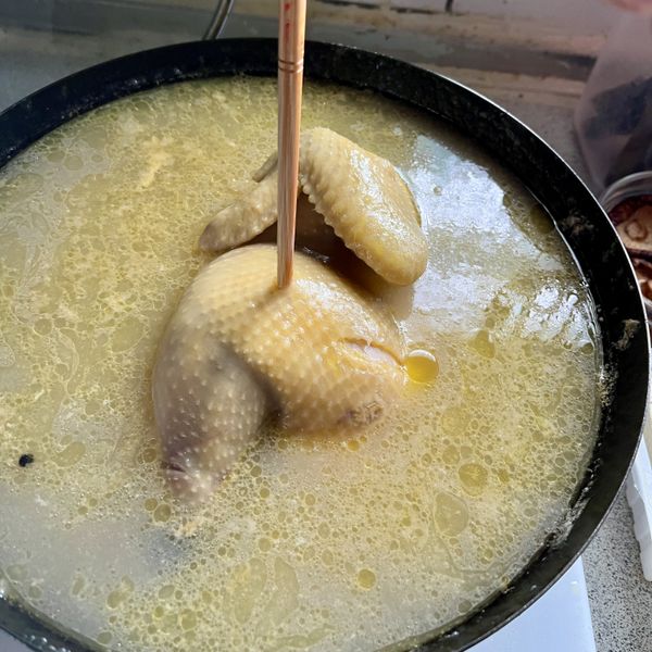 取出雞肉，用筷子戳入雞肉最厚處，一般都是雞腿跟胸的交界，如果出來的是紅色或帶粉紅色的液體，表示中心還沒熟；如果是較清澈的液體，表示熟了。