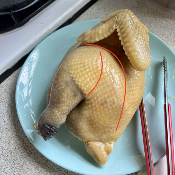 切半雞我會分成三部份，先把雞翅以三節翅的方式取下，從關節處剁成三段；再來是沿著腿跟下腹邊緣把皮劃開後，用手拉開肉取下雞腿，在大小腿處剁開後，腿排跟小腿分開剁成小塊；最後是把胸肉連骨剁成塊即成。如果是全雞，則會先從脖子處剁開，再在腿跟腳交界處剁下雞腳，最後從背部剖成半雞，取下屁股，就是半雞了。