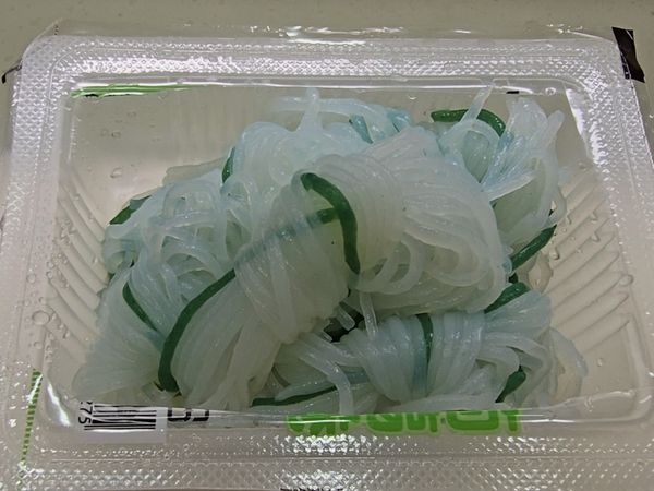 蒟蒻小卷洗一洗後瀝乾。
