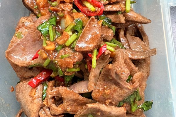 8. 製作醬汁(分成兩種口味)
9. 醬汁煮好先倒入碗裡放涼(2種)
10. 切點蔥及香菜分別放入
11. 醬汁倒入芬好的兩份豬肝裡攪拌均勻。完成