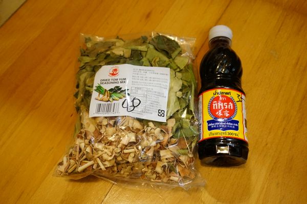 加入 南薑 檸檬葉 香茅 少許