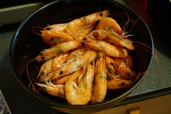 去腸泥白蝦
乾炒出香味後 加入800cc水 煮滾
篩起蝦子 濾出蝦高湯