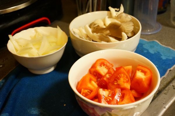 炒香洋蔥 番茄丁後 加上草菇倒入蝦高湯
小火約煮10min