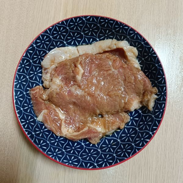 豬里肌肉排（一次可醃製多片）用肉槌輕敲豬排兩面，並切斷邊緣的白筋，這樣煎的時候肉才不會縮水變硬喔！