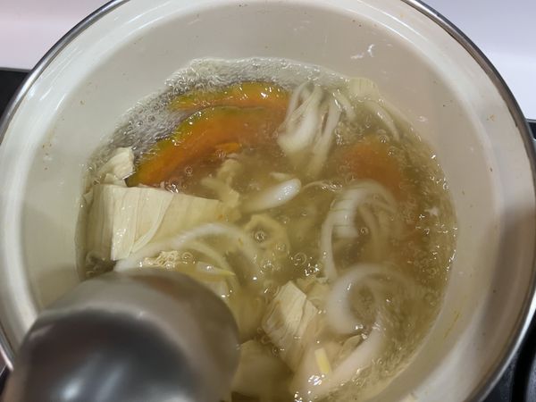 豆皮先入鍋中滾。