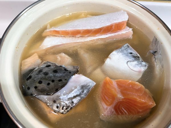 加入魚頭魚肉，熟了，再加味噌、海帶芽。