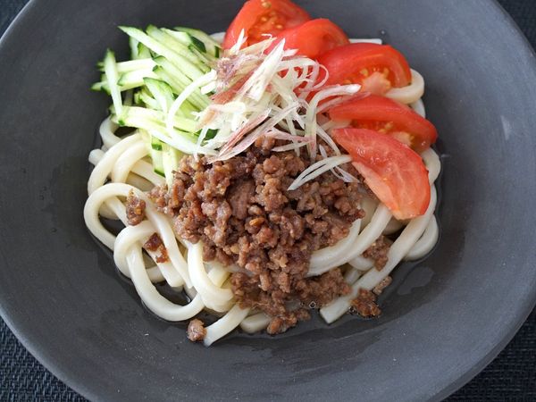 變化吃法｜涼拌肉味噌烏龍麵
將冷凍烏龍麵煮熟後瀝乾，放上日式肉味噌、番茄、小黃瓜與茗荷，再淋上適量日式麵露即可。
清爽又有飽足感，非常適合天氣炎熱時享用！