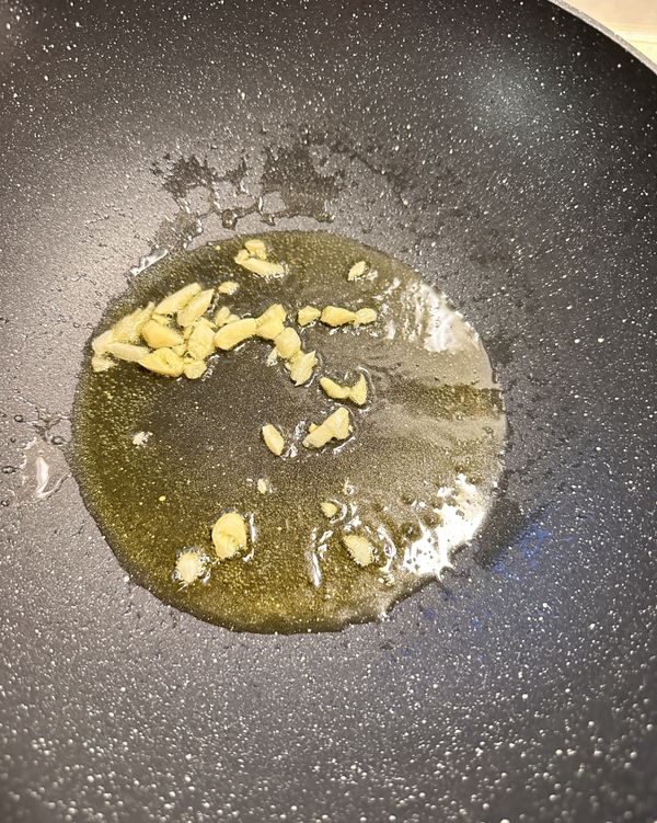 鍋裡放油炒香蒜末⋯
