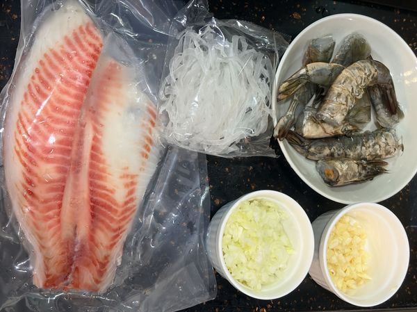 蝦子去蝦線、去頭
洋蔥切丁
大蒜切末
粉絲泡水3分鐘（稍微軟化即可）