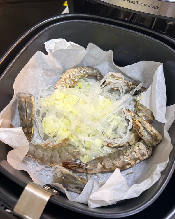 洋蔥及粉絲打底，蝦子放在外圍