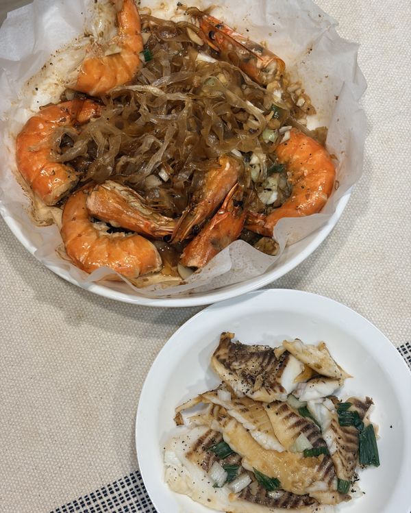 分成兩盤～
粉絲攪拌攪拌，晚餐完成～

吸滿蝦蝦精華和蒜蓉醬的粉絲超好吃☺️