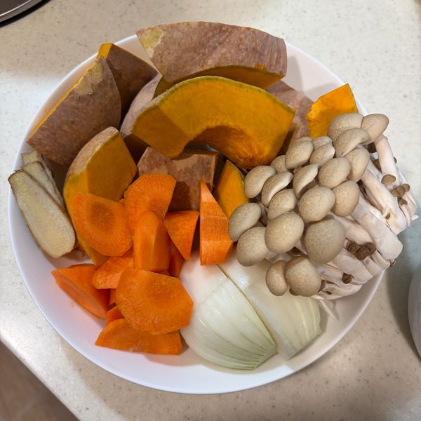 先將材料備好，南瓜切大塊，喜歡什麼料都可以加！