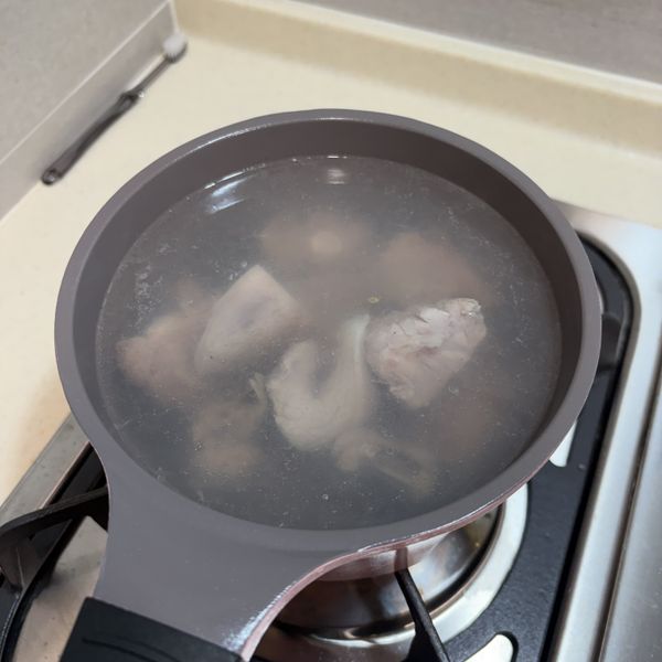 排骨先用滾水燙過，撈起用冷水清洗乾淨