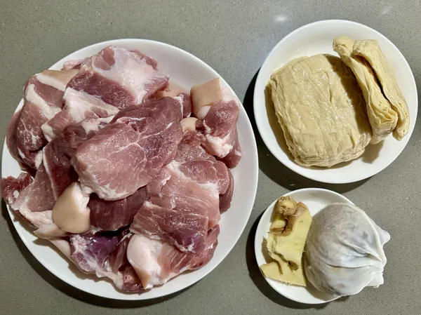 豬肉部位可依喜好的口感選擇，喜歡肥肉多一點可以選五花肉，喜歡口感軟一點可以選前腿肉，切4-5公分寬塊洗過。

滷肉的配菜（豆皮、豆乾、麵腸、杏鮑菇都很適合）

滷肉的滷包，超市或蔘藥行買，放冷藏保鮮防潮，烹煮前泡水換水洗過避免有農藥。

老薑刷洗乾淨切厚片，這樣滷完比較好找可以夾丟掉。