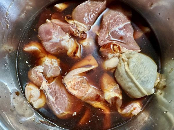 除了豆皮外其餘材料全部放進電鍋內鍋中，加水淹過豬肉，電鍋外鍋加500cc凈水蒸煮至跳起。