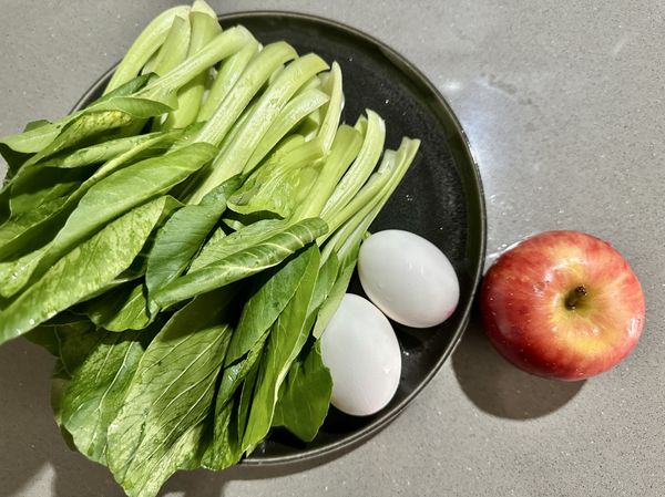 滷肉飯菜可以依照自己的喜好搭配，有肉有蛋有青菜，再加上水果營養均衡。