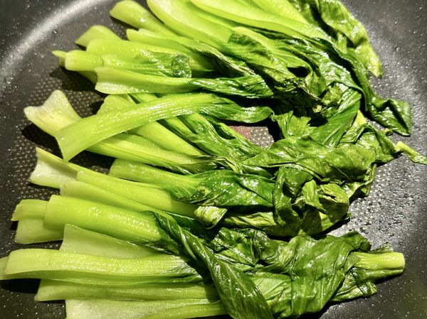 再用煎蛋的鍋子炒個菜。
