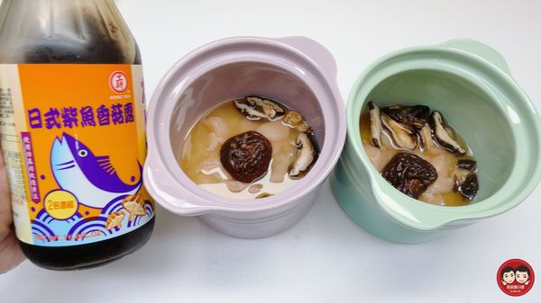 加入日式柴魚香菇露與少許鹽調味，再倒入適量的水，水量蓋過食材即可
