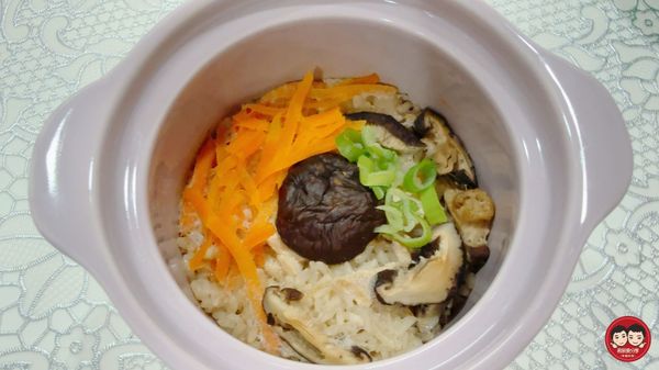 香菇與雞肉有著滴雞精著香氣，每一口都好入味～