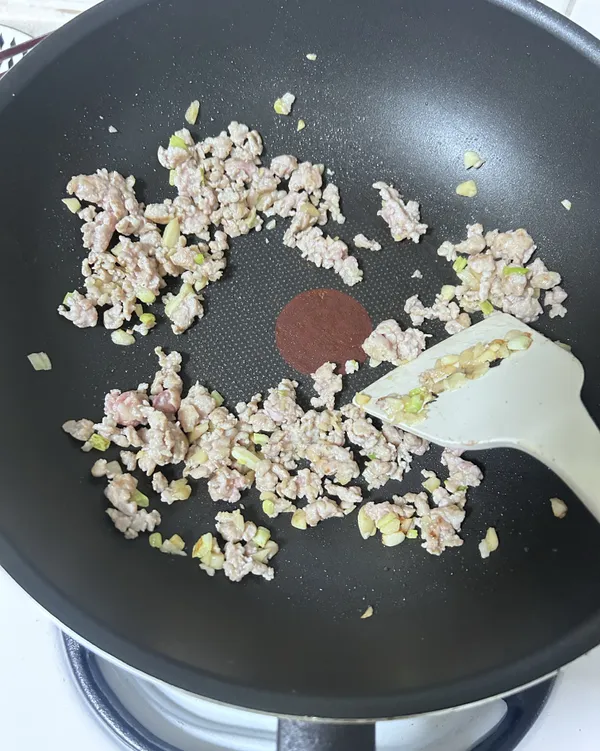 放入絞肉，炒至變色
盛起備用
