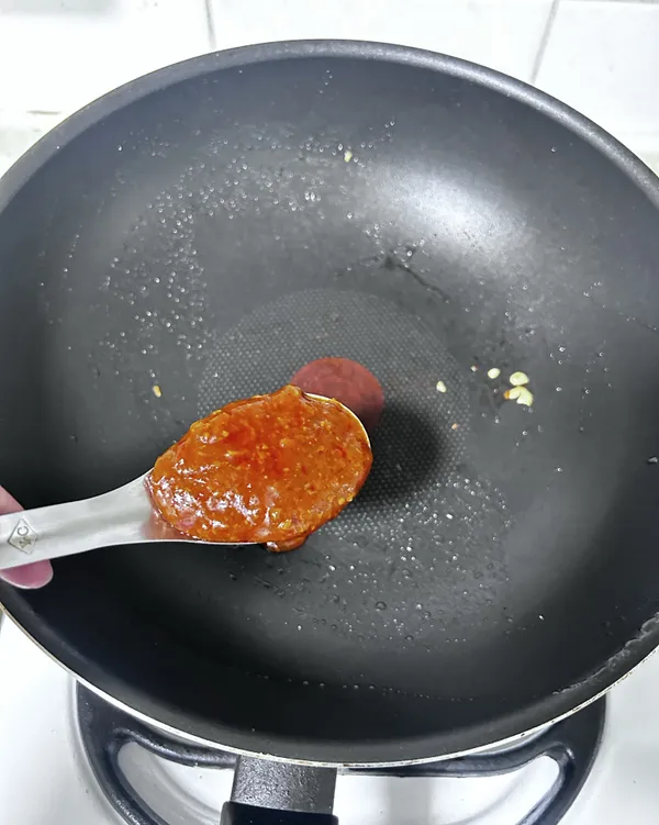 原鍋加入辣豆瓣醬，炒出香氣
