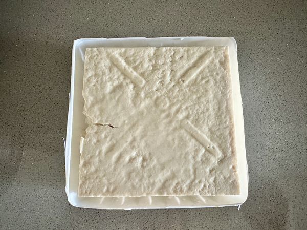 滷一次滷肉，滷汁可以用來滷其他豆製品，板豆腐質地紮實、水量較少且蛋白質與鈣質豐富，沿包裝盒剪開倒掉內盒的水，沖洗過瀝乾。