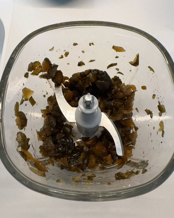 脆瓜大概這麼細（如果蒜頭還沒切末也可以一起丟進去）