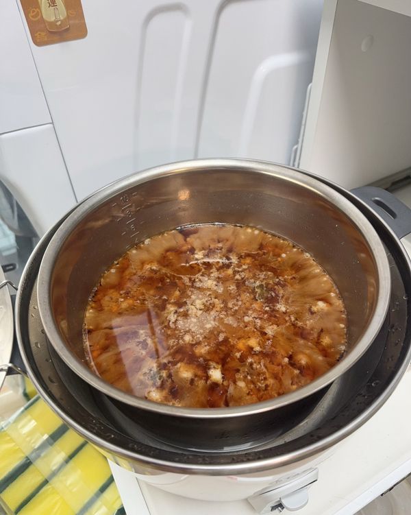 電鍋外加兩杯水跳起來就可以攪拌攪拌配飯吃了😋