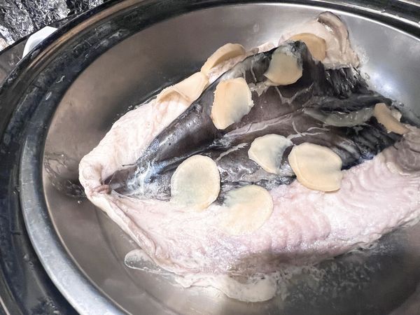 魚肚抹薄鹽。上下放薑片蒸熟。