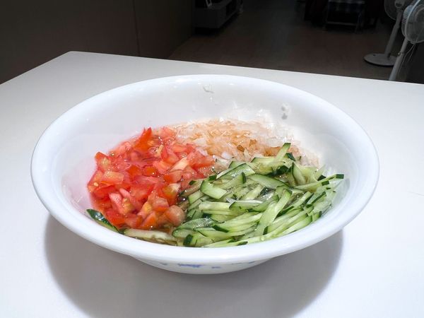 洋蔥切小丁、蕃茄切小丁，小黃瓜切細細絲，淋上紫蘇梅醬。