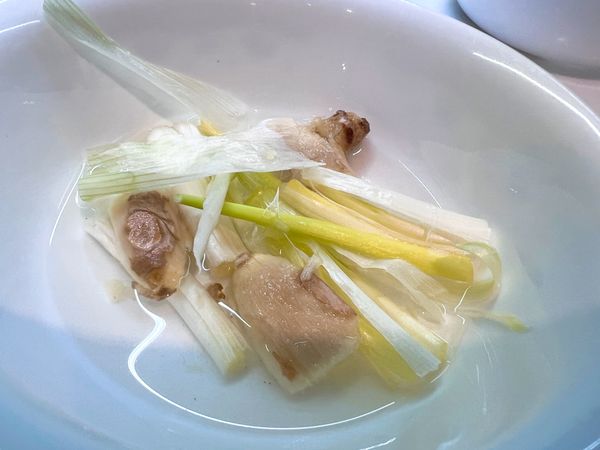 蔥薑拍打加入米酒。