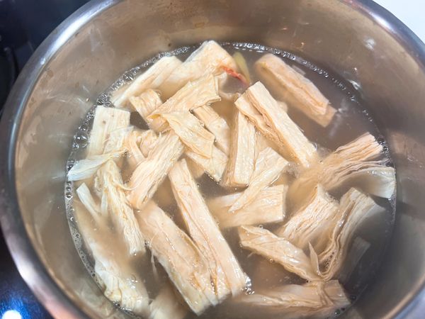 豆皮切條煮滾。