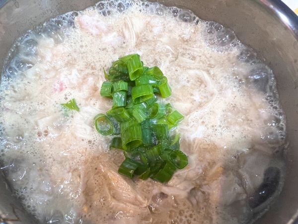再加入蝦泥，把剩餘的蛋打散也加進去，最後加一點蔥花。